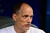 Thomas Tuchel sitzt vor dunkelblauem Hintergrund und blickt seitlich vor dem WM-Bronzespiel in Miami.