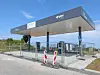 Überdachte Eon-Ladestation für Elektroautos auf einem abgesperrten Parkplatz.