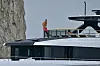 Erling Haaland an Deck einer Luxusyacht vor Capri, umgeben von Felsen und Meer.