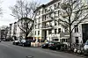 Spaziergänger können sich am Eppendorfer Weg auf das neue Parklet setzen und ausruhen.