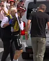 Jonas Vingegaard wird von Helfern neben einem Fahrzeug versorgt.