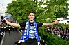 Ludovit Reis auf dem HSV-Truck, umgeben von jubelnden Fans in der Hamburger Innenstadt.