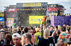 Zahlreiche Festivalbesucher verfolgen ein Konzert vor der Deichbrand-Bühne.