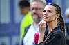 Laura Wontorra schaut nach oben am Spielfeldrand im New Jersey Stadium während Frankreich gegen Schweden.
