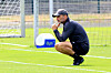 Stefan Leitl hockt beim Hertha-Training im Sportforum Berlin neben dem Tor auf dem Rasen.