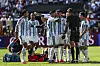 Paredes, Fernández und Otamendi diskutieren mit Schiedsrichter Vincic im WM-Finale in East Rutherford.