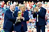 Trump und Infantino überreichen Spaniens WM-Pokal, Luis de la Fuente applaudiert auf dem Podium.