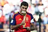 Rodri küsst bei der WM-2026-Siegerehrung im Stadion in East Rutherford die Goldene Ballon-Trophäe.