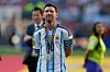 Lionel Messi steht mit Silbermedaille nach der Siegerehrung im Stadion in East Rutherford.