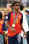 Lamine Yamal steht im Spanien-Trikot mit Goldmedaille nach dem WM-Finalsieg in East Rutherford.