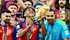 Lamine Yamal hält die WM-Trophäe bei der Siegerehrung, umgeben von jubelnden Spielern Spaniens.
