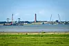 Bauarbeiten im Wattenmeer vor Norderney mit Kränen und Baggern für neue Stromkabel von Amprion.