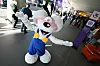 Diddl-Maus winkt im Eingang der Spielwarenmesse Nürnberg, im Hintergrund Messebesucher.