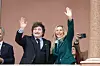 Javier Milei und Karina Milei winken vom Balkon der Casa Rosada in Buenos Aires bei den Unabhängigkeitsfeiern.