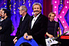 Thomas Gottschalk auf der RTL-Bühne, im Hintergrund Musiker und bunte Showbeleuchtung.