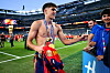 Pau Cubarsi feiert mit spanischer Fahne und Trophäe im Stadion nach dem WM-Finale.