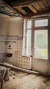 Verlassener Raum der Villa Kielmannseggstraße 90 mit zerstörter Decke und alter Glastür.