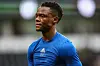 Patson Daka von Leicester City überreicht nach dem Spiel im Pride Park sein Trikot an einen jungen Fan.
