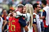 Dani Olmo und Laura Schmitt umarmen sich nach Spaniens WM-Finalsieg in East Rutherford.