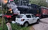 Jähes ende einer Fahrt in Museumsbahn – Dampflok rammt geparktes Auto