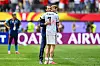 Belgischer Trainer und Kevin De Bruyne stehen nach dem Viertelfinale im SoFi Stadium in Los Angeles auf dem Rasen.