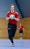 Leon Nowottny hält in der Halle einen Handball beim Trainingsauftakt des HSV Hamburg.