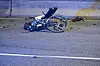Schwerer Verkehrsunfall auf der A1: zerstörtes Fahrzeug, verstreute Fahrräder, Einsatzkräfte vor Ort.