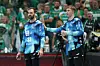 Andreas Wolff und Leon Nowottny vom THW Kiel stehen vor jubelnden Leipzig-Fans in der Halle.