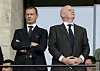 Aleksander Ceferin und Gianni Infantino stehen in Anzügen nebeneinander auf einer Tribüne.