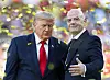 Donald Trump und Gianni Infantino stehen vor Konfetti bei der WM 2026 in East Rutherford.