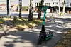 Ein E-Scooter auf einem Fahrradweg (Symbolbild).