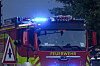 Ein Feuerwehrauto bei einem Einsatz in der Dämmerung (Symbolbild).