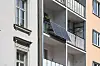 Solarmodule am Balkon eines Mietshauses. (Symbolbild)