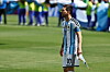 Lionel Messi im Argentinien-Trikot steht auf dem Rasen des WM-Finals in East Rutherford.