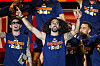 Marc Cucurella jubelt auf der Bühne bei Spaniens WM-Feier am Cibeles-Palast in Madrid.