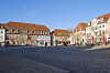Fachwerkhaus mit Tourist-Information am Neuen Markt in Waren, sonniger Platz ohne Menschen.