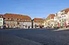 Fachwerkhaus mit Tourist-Information am Neuen Markt in Waren, sonniger Platz ohne Menschen.