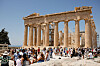 Touristen auf der Akropolis in Athen bei großer Hitze vor dem Parthenon.