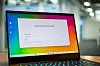 Laptop mit Windows-11-Einstellungsfenster zu KI-Funktionen auf dem Bildschirm
