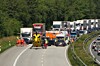 Einsatzkräfte und Fahrzeuge sichern eine Unfallstelle auf einer Autobahn im stockenden Verkehr.