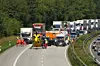 Einsatzkräfte und Fahrzeuge sichern eine Unfallstelle auf einer Autobahn im stockenden Verkehr.