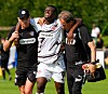 Dr. James Morgan und Dr. Volker Carrero helfen dem verletzten Abdoulie Ceesay vom Platz.