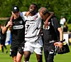 Dr. James Morgan und Dr. Volker Carrero helfen dem verletzten Abdoulie Ceesay vom Platz.