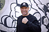 Axel Schulz steht vor einer Graffiti-Wand und hält die Faust vor der alten ESV-Boxhalle.