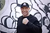 Axel Schulz steht vor einer Graffiti-Wand und hält die Faust vor der alten ESV-Boxhalle.