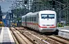 ICE der Deutschen Bahn fährt mit Langzeitbelichtung durch den Bahnhof Ludwigslust.