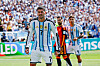 Rodrigo de Paul in Argentiniens Trikot vor spanischen Spielern im WM-Finale in East Rutherford.