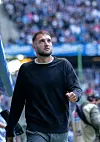 Levin Öztunali schaut nachdenklich nach oben