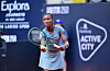 Noma Noha Akugue schlägt beim Tennismatch in Hamburg auf Sand auf.