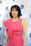 Lauren Tom posiert vor einer Logo-Wand bei den Looking Ahead Awards in Los Angeles.